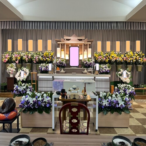 フラワークラウド平安祭典｜たくさんのお花とたくさんの皆様に囲まれた葬送　ご自宅の椿と共にご家族でお別れの式